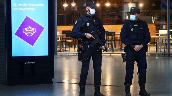 Policía Nacional de España en Madrid durante brote de coronavirus - Sputnik Mundo