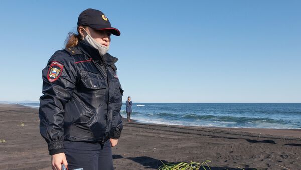 Сотрудник УМВД Камчатского края во время оперативно-разыскных мероприятий на месте предполагаемого происшествия на Халактырском пляже на Камчатке - Sputnik Mundo
