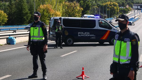 La Policía de España durante el cierre perimetral en Madrid - Sputnik Mundo