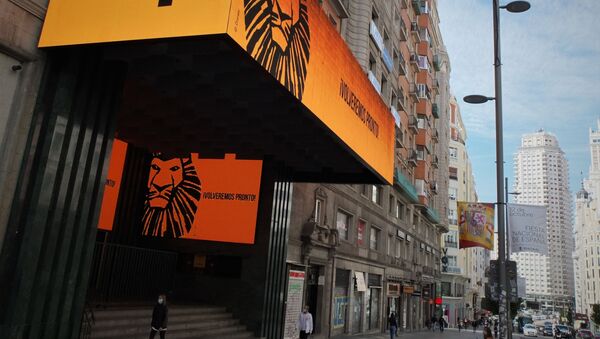 Cartel del musical 'El rey león' en la Gran Vía de Madrid - Sputnik Mundo