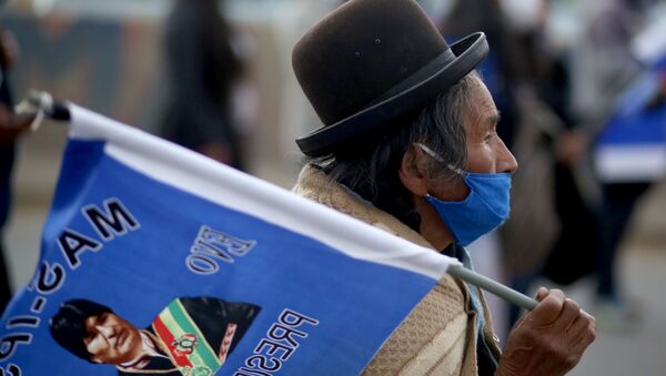 Un boliviano y la bandera con la imagen de Evo Morales - Sputnik Mundo