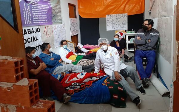 Los médicos hacen huelga de hambre y se tapian en el Hospital para que no los saquen - Sputnik Mundo