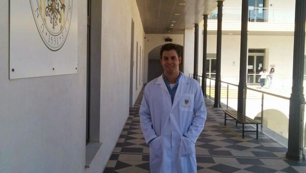 José Luis Gómez Urquiza evalúa a sus alumnos de enfermería a través de prácticas en TikTok - Sputnik Mundo