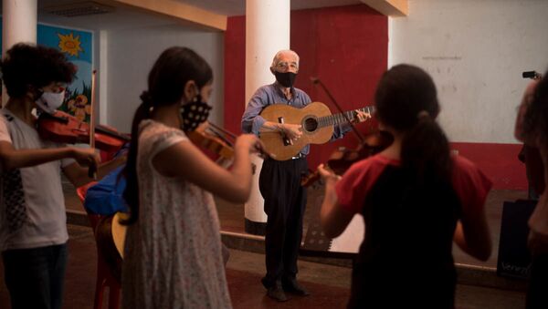 Desde hace 40 años, el profesor Narciso Pichardo enseña música en La Pastora, en el oeste de Caracas - Sputnik Mundo