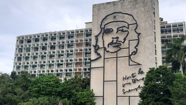  Edificio del Ministerio del Interior en La Habana, Cuba, con la imagen de Ernesto Guevara - Sputnik Mundo