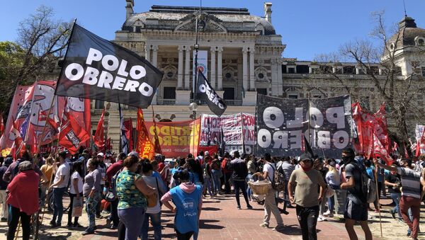 La extensa caravana marchó hasta las afueras de la sede del Poder Ejecutivo de la provincia de Buenos Aires - Sputnik Mundo