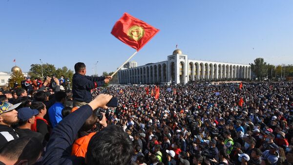 Участники акции протеста в Бишкеке - Sputnik Mundo