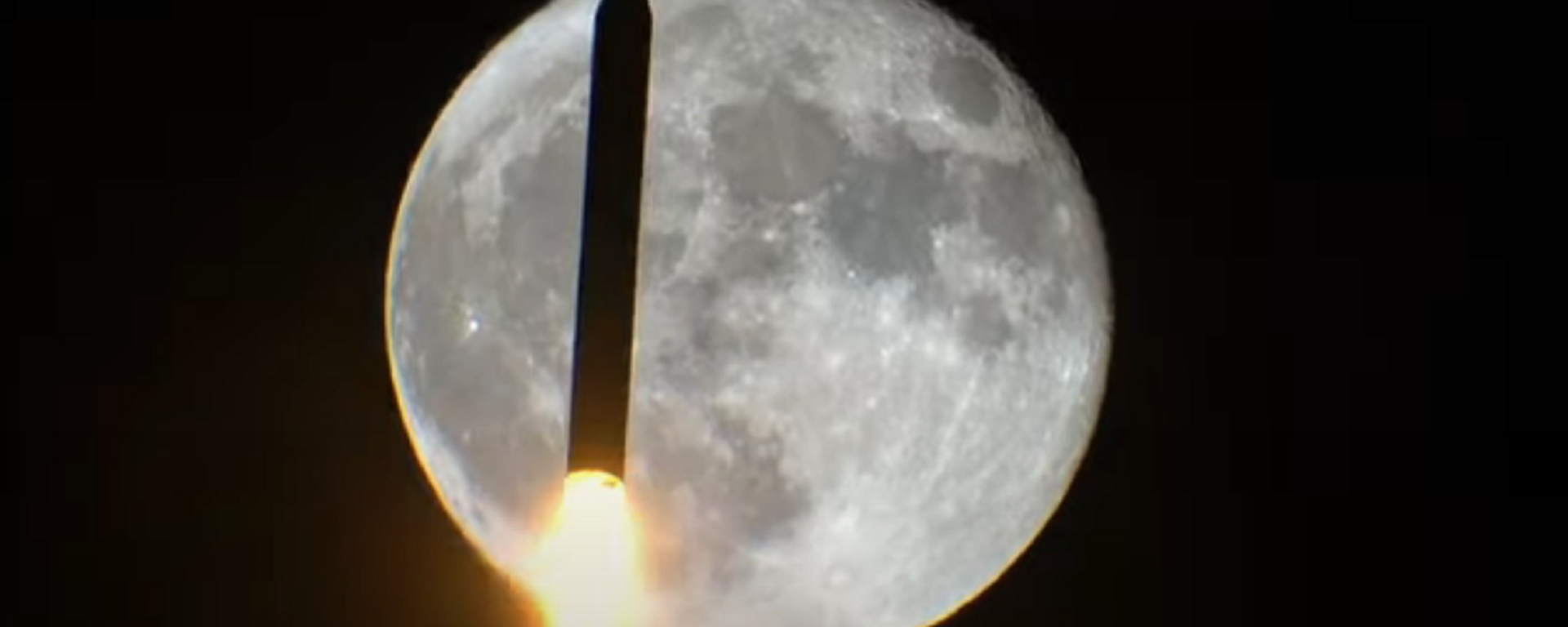 Un cohete pasa por delante de la luna - Sputnik Mundo, 1920, 19.02.2021