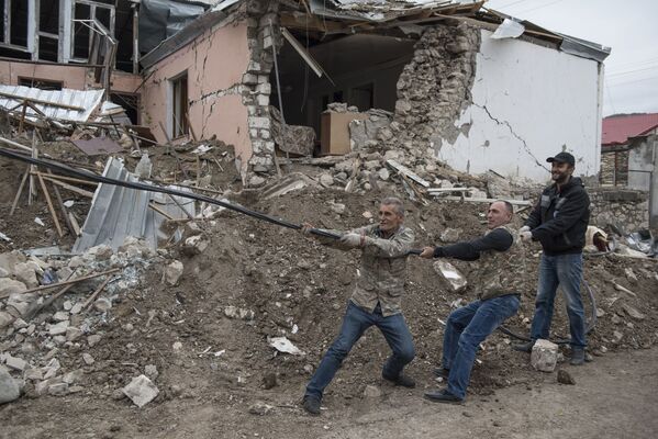 Ruinas, bajas y dolor, ¿las secuelas del conflicto en Nagorno Karabaj?

 - Sputnik Mundo