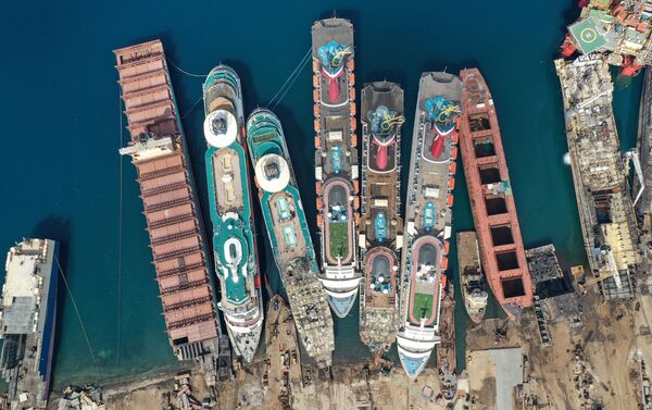 Cruceros en proceso de desmantelamiento en Aliaga, Turquía, el 2 de octubre  - Sputnik Mundo
