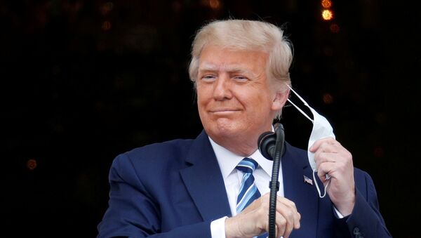 El presidente Trump se quita la mascarilla  - Sputnik Mundo