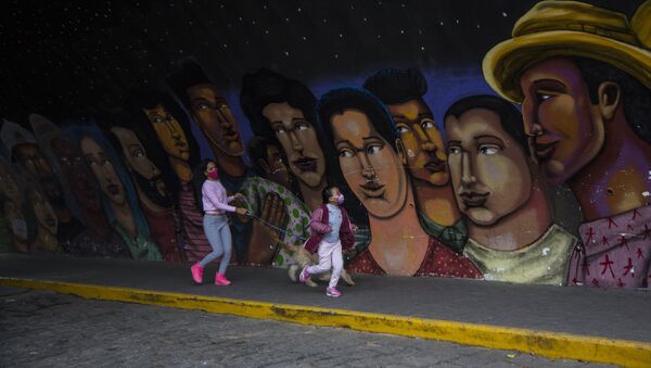 Una joven y una niña caminan frente a un mural en el barrio Barranco, en Lima - Sputnik Mundo