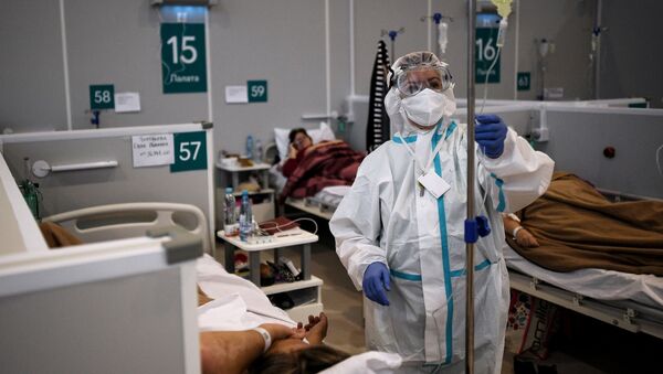 Un médico atiende a los pacientes con coronavirus en Rusia - Sputnik Mundo