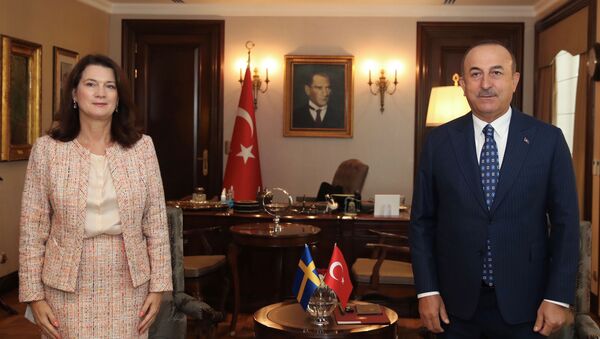 La ministra de exteriores sueca, Ann Linde, y su homólogo turco, Mevlut Cavusoglu, en una rueda de prensa 13.10.2020 - Sputnik Mundo