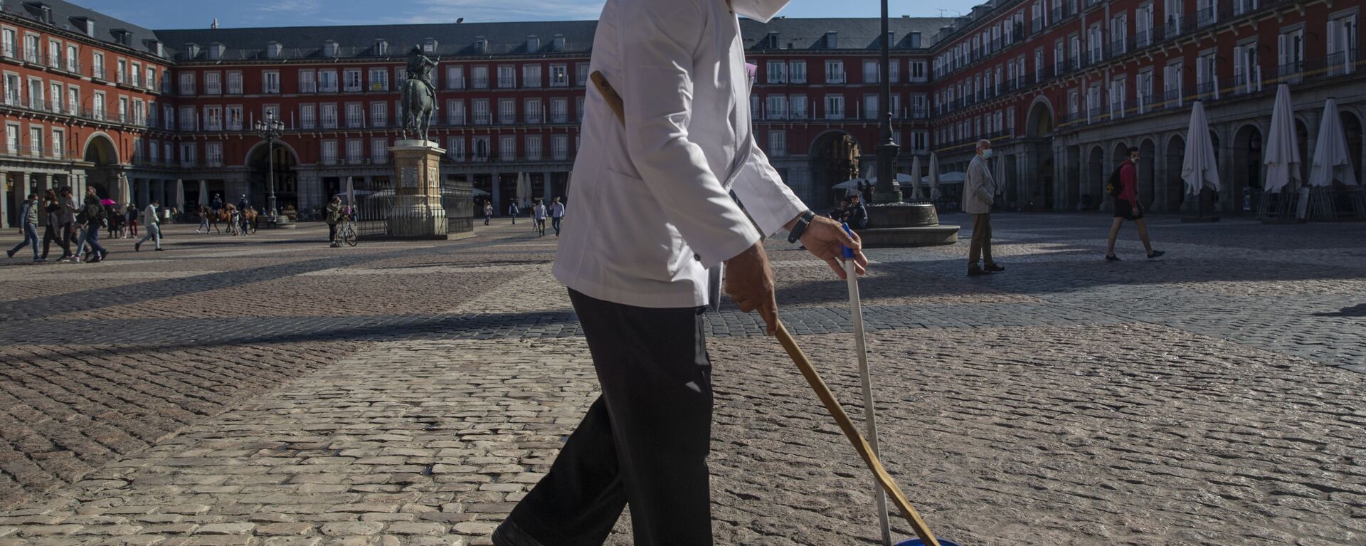 Un camarero con mascarilla limpiando en una de las terrazas de la Plaza Mayor de Madrid - Sputnik Mundo, 1920, 10.03.2021