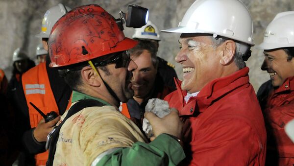 El presidente de Chile, Sebastián Piñera, y un minero rescatado de la mina San José - Sputnik Mundo