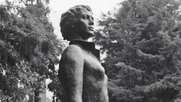 El monumento a Nadezhda Kúrchenko, la azafata que intento de salvar al avión soviético secuestrado An-24 - Sputnik Mundo