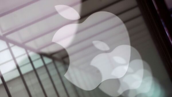 Los logotipos de la empresa Apple, reflejados en el vidrio de una tienda Apple en Shanghai - Sputnik Mundo
