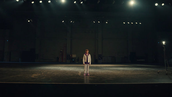Jacob Tremblay interpreta Justin Bieber en el videoclip de la canción 'Lonely' - Sputnik Mundo