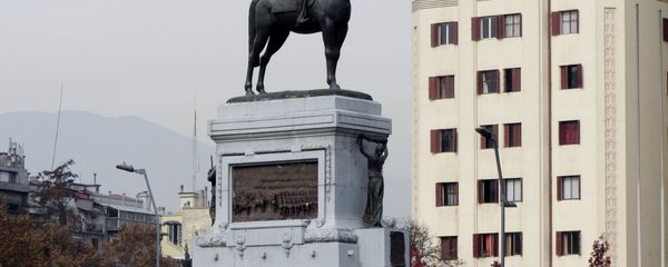 Monumento al general Manuel Baquedano, ubicado en la Plaza Italia en Santiago, Chile Monumento al general Manuel Baquedano, ubicado en la Plaza Italia en Santiago, Chile - Sputnik Mundo