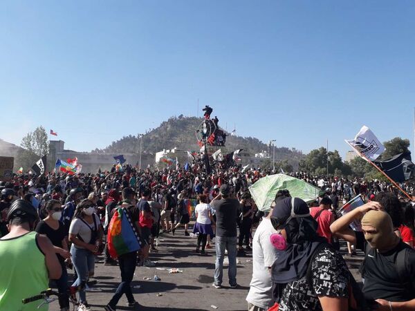 Manifestaciones celebran un año del estallido social en Chile - Sputnik Mundo