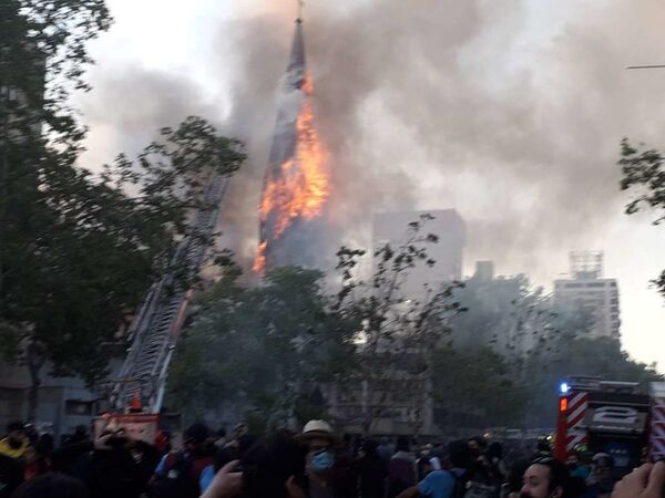 Incendio en iglesia de Santiago durante protestas por un año del estallido social - Sputnik Mundo