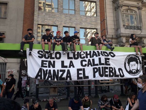 Jóvenes concentrados durante manifestaciones por un año del estallido social chileno Jóvenes concentrados durante manifestaciones por un año del estallido social chileno - Sputnik Mundo