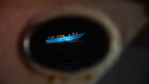 Decenas de migrantes esperan ser asistidos por un equipo de rescate en el Mediterráneo - Sputnik Mundo