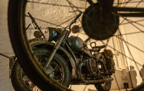 Una motocicleta antigua en la Galleria Borbonica, Nápoles, Italia - Sputnik Mundo
