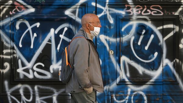 Hombre con mascarilla en Barcelona - Sputnik Mundo