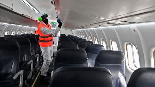 Imagen referencial de medidas de higiene por el COVID-19 en el interior de un avión - Sputnik Mundo