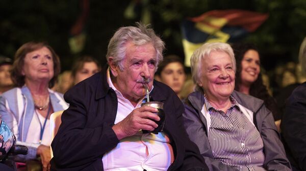 José Mujica junto a su esposa, la senadora Lucía Topolansky - Sputnik Mundo