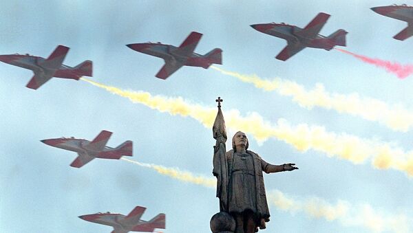 Un grupo de aviones españoles CASA C-101 sobrevuela la estatua de Cristóbal Colón en Madrid - Sputnik Mundo