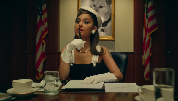 Ariana Grande se convierte en la presidenta de Estados Unidos en su videoclip 'Positions' - Sputnik Mundo