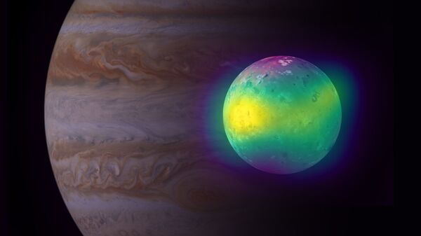 Una imagen compuesta de la luna Ío y el planeta Júpiter, al fondo - Sputnik Mundo