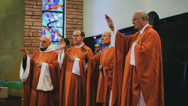 Unos sacerdotes en una ceremonia religiosa (archivo) - Sputnik Mundo