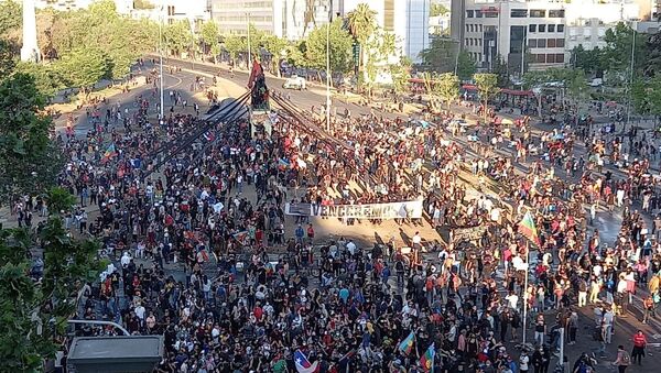 Manifestantes ocupan centro de Santiago al final de la jornada electoral - Sputnik Mundo