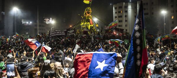 Demonstrators supporting the reform of the Chilean constitution celebrate Demonstrators supporting the reform of the Chilean constitution celebrate - Sputnik Mundo
