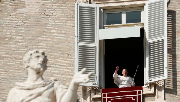 El papa Francisco dirige el rezo del Ángelus en el Vaticano - Sputnik Mundo