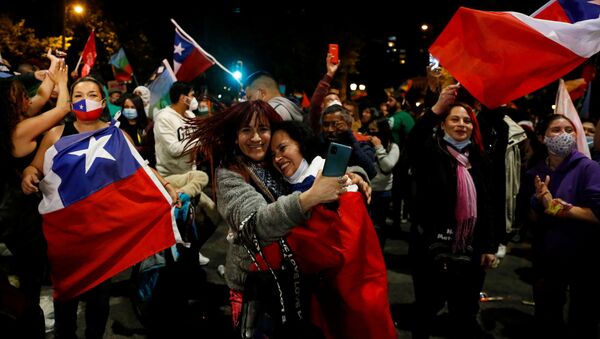 Celebraciones en Chile tras el referéndum 2020 - Sputnik Mundo