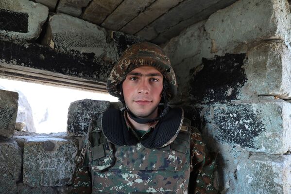 Soldados armenios en el frente de batalla contra las fuerzas de Azerbaiyán en Nagorno Karabaj - Sputnik Mundo