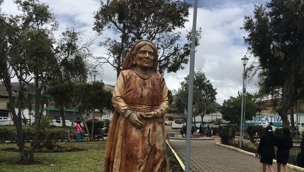 Estatua tallada en madera de Dolores Cacuango en el Parque Central de Olmedo (Ecuador) - Sputnik Mundo