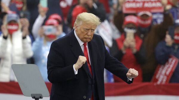 Donald Trump bailando YMCA en uno de sus mítines durante su campaña electoral - Sputnik Mundo