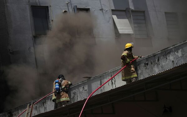 Unos bomberos combaten el incendio en el Hospital Federal de Bonsucesso, Brasil - Sputnik Mundo