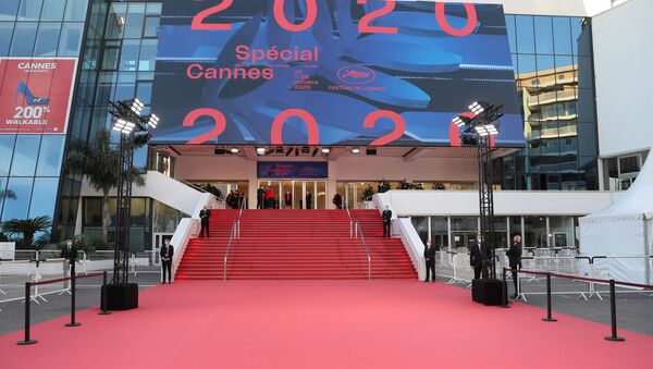 Una alfombra roja en el exterior del Palacio de Festivales y Congresos antes del Festival de Cannes 2020 - Sputnik Mundo
