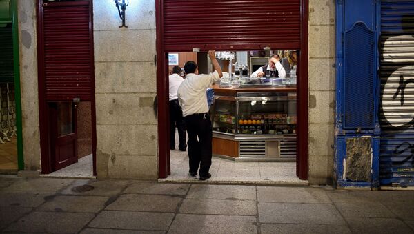 Empleados de un bar se preparan para cerrar en la Plaza Mayor de Madrid - Sputnik Mundo