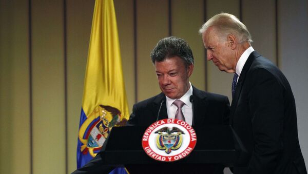 El expresidente colombiano Juan Manuel Santos junto a Joe Biden durante su visita a Colombia en 2016 - Sputnik Mundo