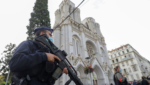 Policías cerca de la basílica de Notre Dame de Niza - Sputnik Mundo