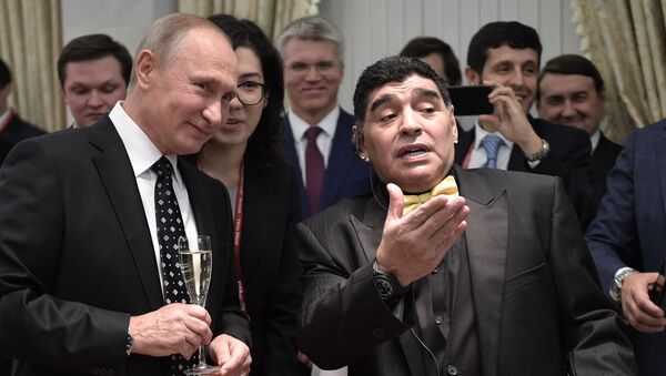 El presidente ruso, Vladímir Putin, y el ícono del fútbol argentino Diego Armando Maradona - Sputnik Mundo