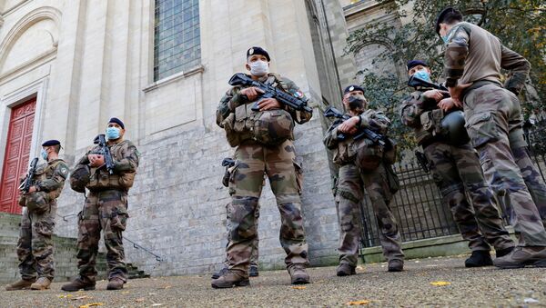 Soldados franceses cerca de la catedral de Arrás - Sputnik Mundo